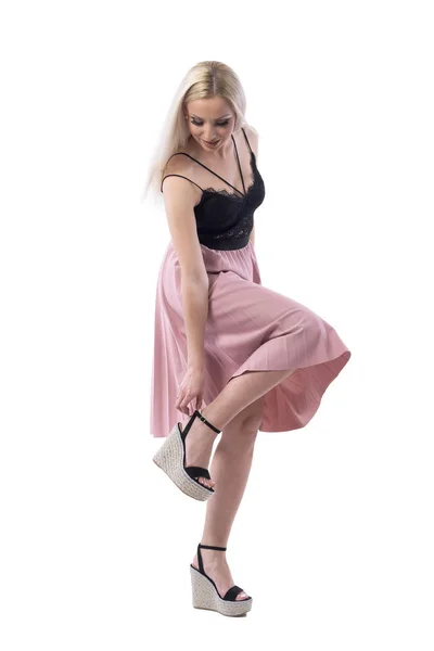 Elegant Kvinna Lax Färg Kjol Justera Plattform Sandal Sko Rem — Stockfoto