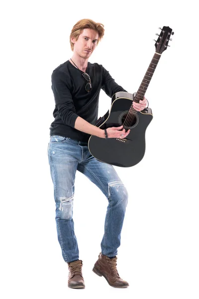 Kendine Güvenen Yakışıklı Gitarist Kameraya Bakarak Akustik Gitar Çalıyor Beyaz — Stok fotoğraf