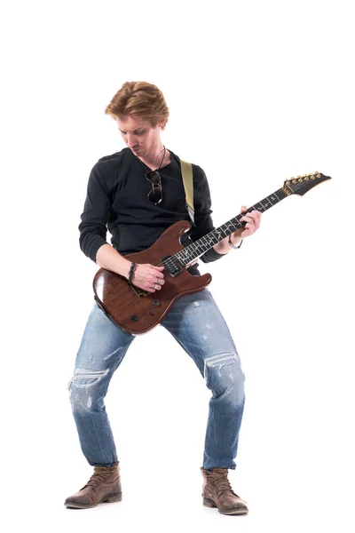 Tutkulu Rock Gitaristi Duygusal Performansıyla Elektro Gitar Büküyor Beyaz Arkaplanda — Stok fotoğraf