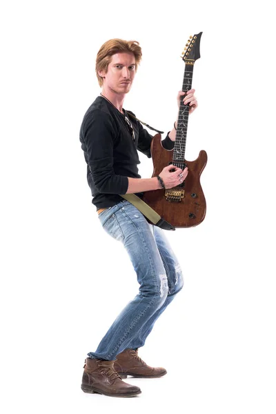 Vista Lateral Roqueiro Gengibre Confiante Tocando Guitarra Elétrica Olhando Para — Fotografia de Stock