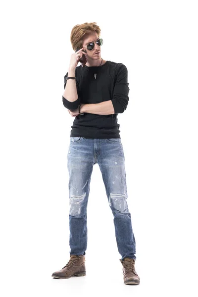 Desagradado Sério Bonito Ruiva Jovem Elegante Homem Falando Telefone Celular — Fotografia de Stock