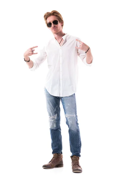 Sebevědomý Stylový Mladý Muž Bílé Košili Džínách Kterých Jsou Vidět — Stock fotografie