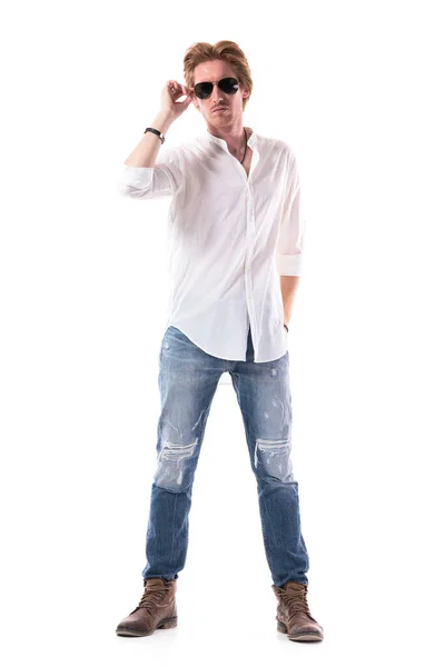ジーンズやサングラスをかけている白いシャツに身を包んだ若いスタイリッシュな男性ファッションモデル 白地に隔離された全長の肖像 — ストック写真