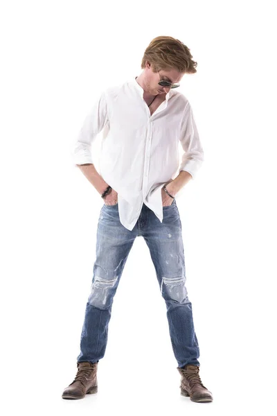 Stilvoller Junger Gut Gekleideter Mann Weißem Hemd Und Händen Taschen — Stockfoto