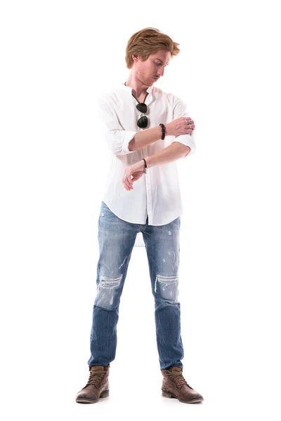 Seriöser Junger Lässig Gut Gekleideter Mann Der Weiße Hemdsärmel Putzt — Stockfoto