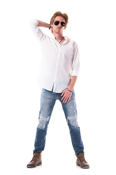Прохолодний Красивий Стильний Чоловік Модель Моди Рваних Джинсах Біла Сорочка — стокове фото