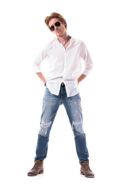白いシャツを着たクールな若いスタイリッシュなハンサムな男とバックポケットに手でポーズジーンズ 白い背景に隔離された全身の長さ — ストック写真