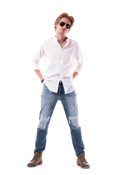 Modelo Moda Masculina Confiante Jeans Óculos Sol Posando Camisa Branca — Fotografia de Stock