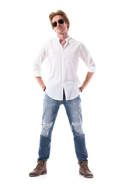 Jovem Bonito Feliz Camisa Branca Jeans Posando Com Mãos Nos — Fotografia de Stock