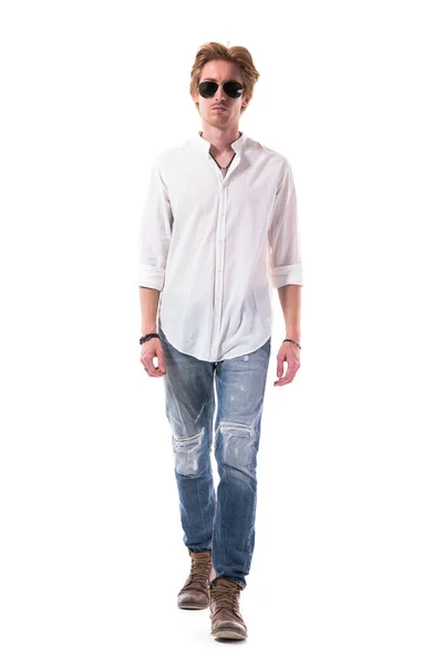 Jovem Moda Jeans Andando Olhando Aproximando Para Câmera Comprimento Total — Fotografia de Stock