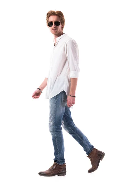 Cool Stylový Muž Kráčí Uvolněně Džínách Bílé Košili Slunečních Brýlích — Stock fotografie