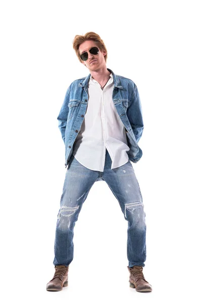 Stylisches Rothaariges Männermodel Jeans Mit Sonnenbrille Und Stiefeln Das Posiert — Stockfoto