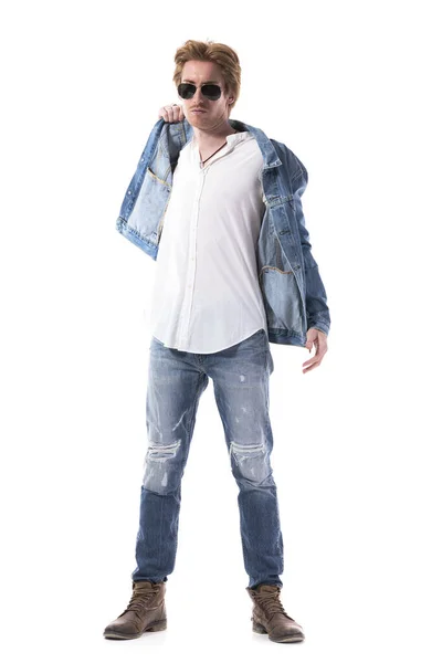 Homem Bonito Confiante Duro Com Atitude Jeans Removendo Casaco Olhando — Fotografia de Stock