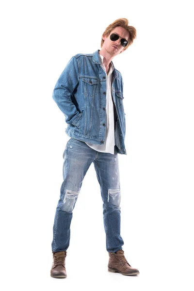Homem Elegante Jovem Curioso Jeans Com Mãos Bolsos Jaqueta Olhando — Fotografia de Stock