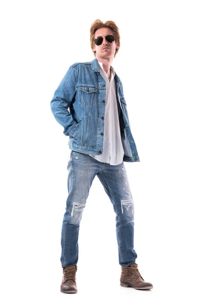 Modelo Moda Masculina Elegante Vestindo Jeans Casaco Ganga Com Mãos — Fotografia de Stock