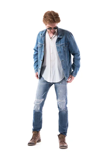 Knappe Jonge Stijlvolle Man Die Een Nieuw Jeans Jasje Probeert — Stockfoto