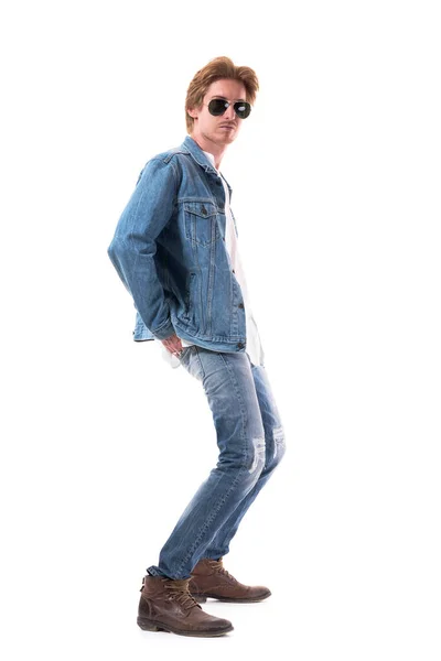 Pohledný Mladý Rusovlasý Mužský Módní Model Džínách Pózování Ohýbání Dozadu — Stock fotografie