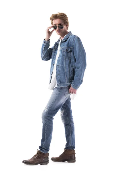 Sério Desagradado Jovem Homem Elegante Jeans Olhando Acima Dos Óculos — Fotografia de Stock