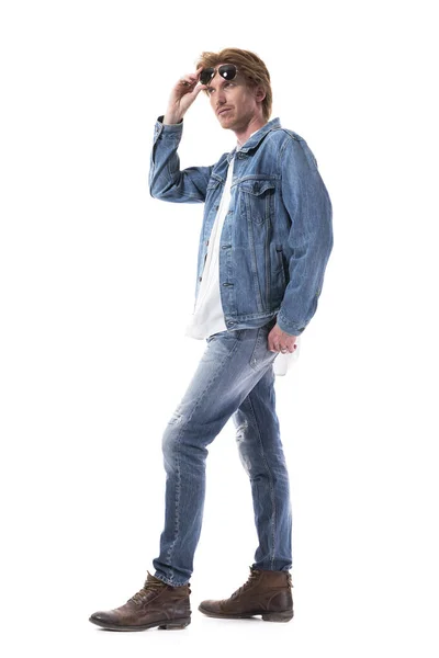 Macho Fotogênico Elegante Homem Legal Jeans Segurando Óculos Sol Olhando — Fotografia de Stock