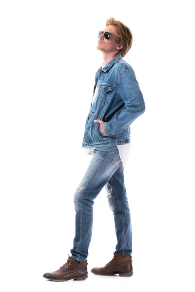 Bonito Jovem Homem Elegante Jeans Roupas Jeans Olhando Para Cima — Fotografia de Stock