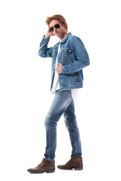 Seitenansicht Eines Gutaussehenden Jungen Mannes Jeansjacke Und Jeans Mit Stiefeln — Stockfoto