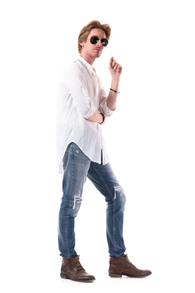 Vista Lateral Pensar Jovem Homem Elegante Jeans Com Mãos Dobradas — Fotografia de Stock