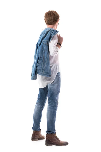 Vista Lateral Homem Cabelo Vermelho Jeans Virando Cabeça Olhando Para — Fotografia de Stock