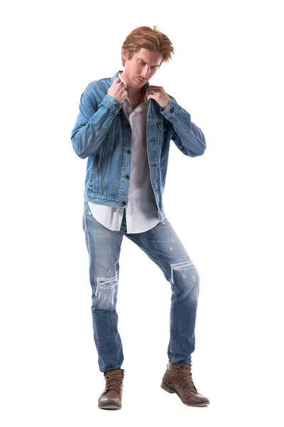 Junger Rothaariger Gutaussehender Mann Blauen Jeans Der Sich Den Passenden — Stockfoto