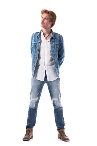 Hustý Pohledný Zrzavý Mladík Džínách Vzhlíží Přemýšlí Celé Tělo Izolované — Stock fotografie