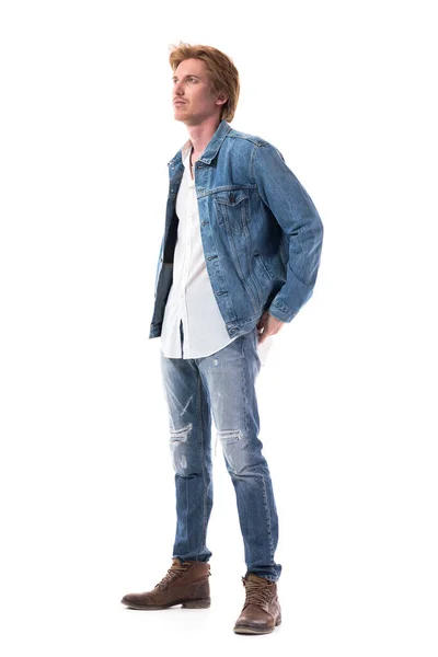 Homem Ruivo Jovem Elegante Jeans Olhando Para Cima Assistindo Atenção Imagens De Bancos De Imagens
