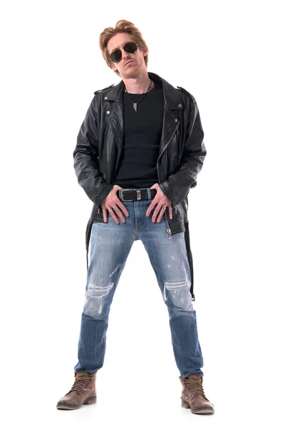 Elegante Jovem Homem Bonito Vestindo Botas Jeans Rasgadas Jaqueta Couro — Fotografia de Stock
