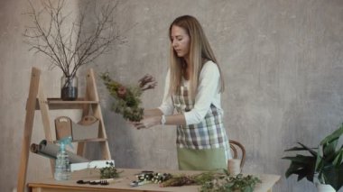 Taze çiçekler Buket düzenleme yapmaya çiçekçi