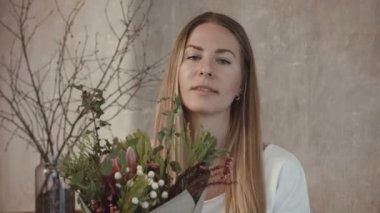 Taze tutan çiçekçi çiçek buketi monte