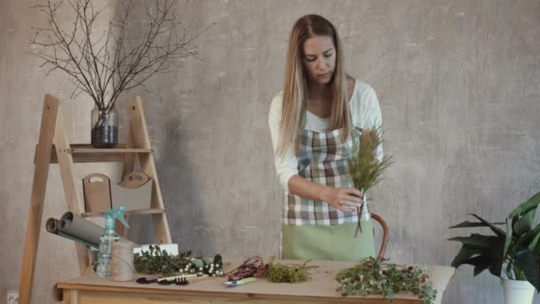 Pretty woman making fashion bouquet of flowers — Stock Video