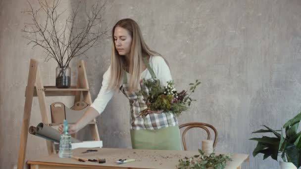 Florista regar buquê de flores na loja de flores — Vídeo de Stock