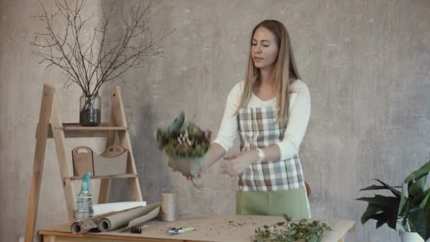 Freudig Attraktive Floristin Duftenden Blumenstrauß Kraftpapier Eingewickelt Blumenladen Glückliche Frau — Stockvideo