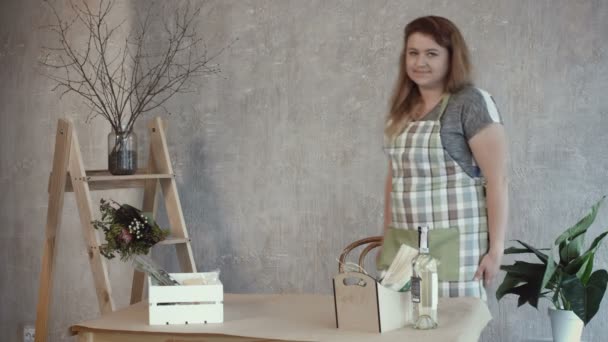 Frau arrangiert Werkzeuge, um essbares Arrangement zu schaffen — Stockvideo