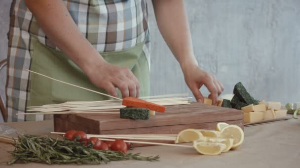 Frauen heften Lebensmittelzutaten an Spieße — Stockvideo