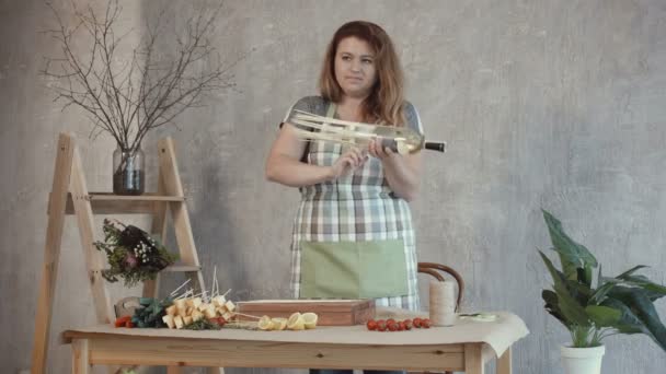 Mulher ruiva organizando buquê comestível no local de trabalho — Vídeo de Stock