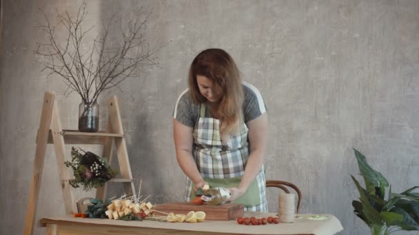 Mujer encantadora haciendo ramo comestible en el taller — Vídeos de Stock