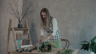 Çiçekçi düzenlenmesi çiçek buketi işyerinde gülümseyen