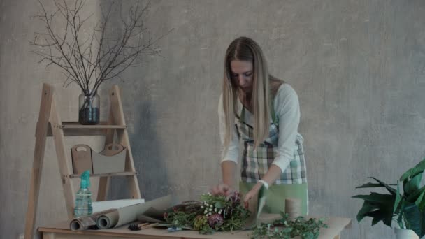 Florist som skapar vackra blomsterarrangemang — Stockvideo