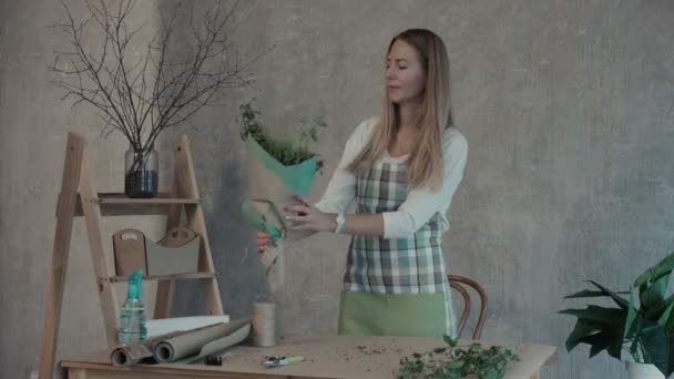 Florista segurando buquê de flores acabado de fazer — Vídeo de Stock