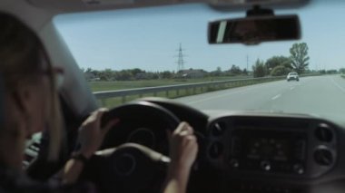 Kadın sürücü yolculuğa otoyolda araba sürüş