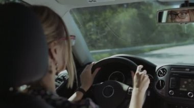 Kadın sürücü araba dikiz aynasına yansıtılır