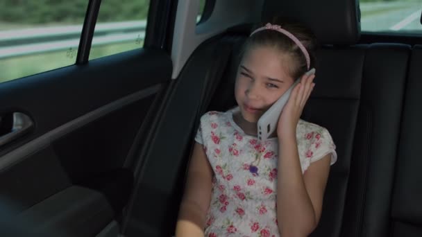 Αξιολάτρευτο κορίτσι μιλάει στο κινητό σε πολυτελές αυτοκίνητο — Αρχείο Βίντεο
