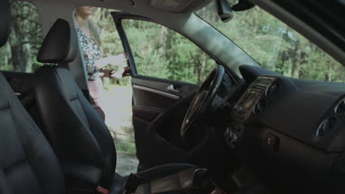 Otomobil emniyet kemeri tespitleme zarif güzel kadın