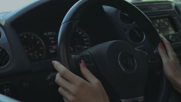 Mão feminina pressionando botões no volante — Vídeo de Stock