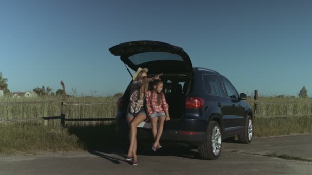 Familia alegre disfrutando de la naturaleza durante el viaje por carretera — Vídeo de stock