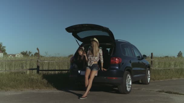 Glad familj avkopplande på sommaren semester roadtrip — Stockvideo